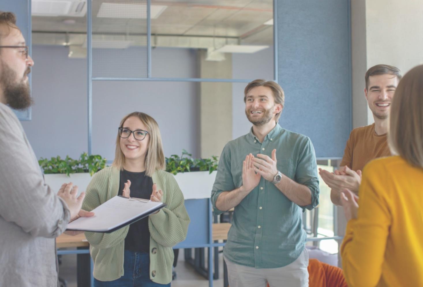 Estudiantes participando en sesión de formación financiera